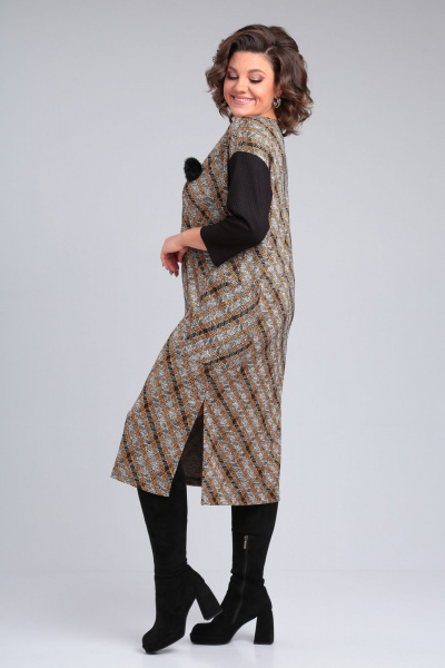 Коричневое платье из трикотажа с разрезом и брошью Michel chic 2150 черный-горчичный - фото 4