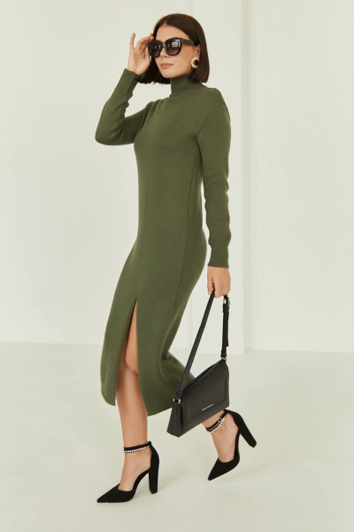 Зеленое длинное вязаное платье с воротником-стойкой и разрезом Romgil 646ШТЗ полынь - фото 6