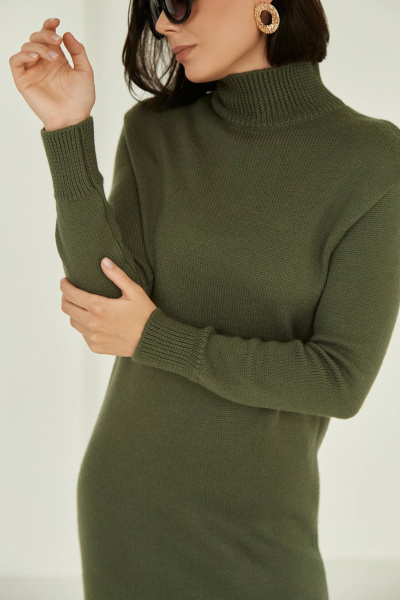 Зеленое длинное вязаное платье с воротником-стойкой и разрезом Romgil 646ШТЗ полынь - фото 4