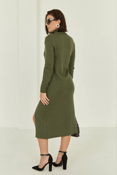 Зеленое длинное вязаное платье с воротником-стойкой и разрезом Romgil 646ШТЗ полынь - фото 2