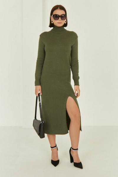 Зеленое длинное вязаное платье с воротником-стойкой и разрезом Romgil 646ШТЗ полынь - фото 1