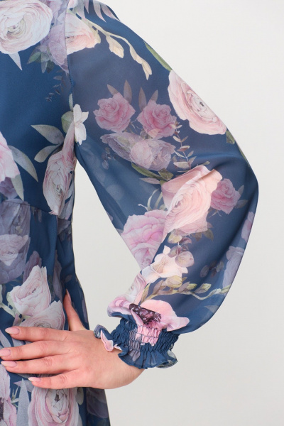 Круглогодичное воздушное платье из шифона с сборками и свободным кроем Элль-стиль 2258 джинс/принт_цветы - фото 9