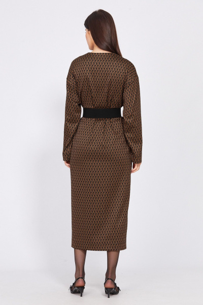 Длинное трикотажное платье миди с карманами и ремнем EOLA 2497.1 рыжий_ рисунок - фото 6