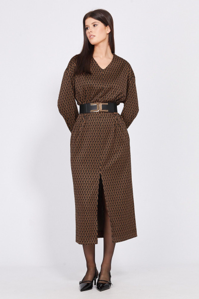 Длинное трикотажное платье миди с карманами и ремнем EOLA 2497.1 рыжий_ рисунок - фото 3