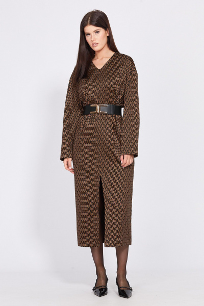 Длинное трикотажное платье миди с карманами и ремнем EOLA 2497.1 рыжий_ рисунок - фото 2