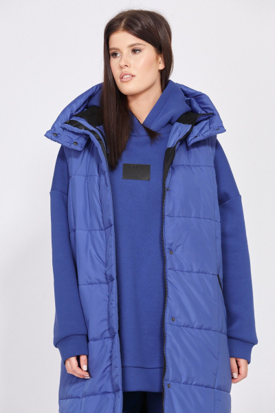Синий демисезонный жилет из плащевой ткани с капюшоном EOLA 2543 василек - фото 6
