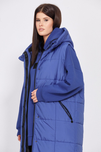 Синий демисезонный жилет из плащевой ткани с капюшоном EOLA 2543 василек - фото 3