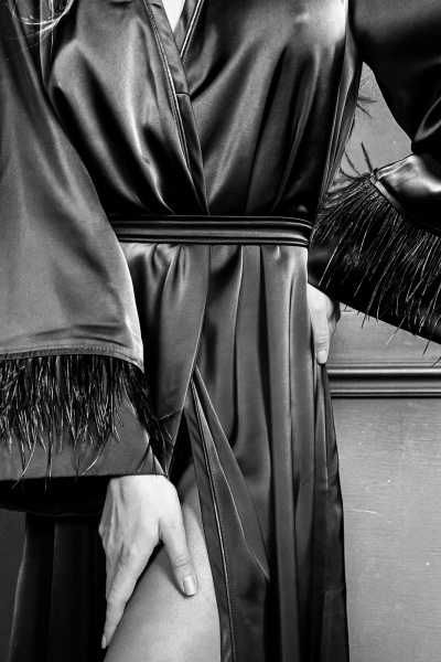 Платье-кимоно из атласа с разрезами и перьями Pavlova 154 - фото 6