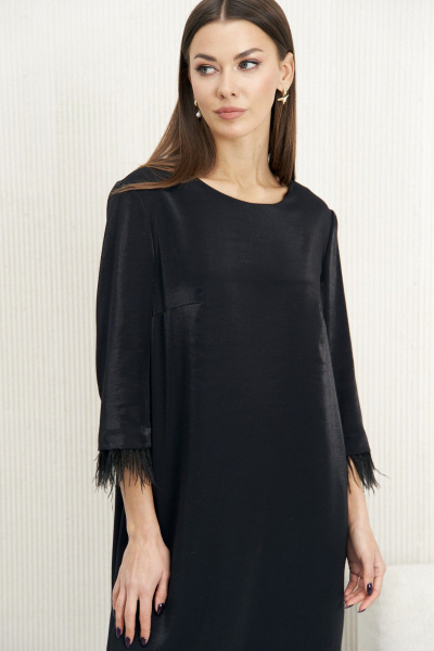 Черное нарядное платье из текстиля с перьями по рукавам Fantazia Mod 4719 - фото 3