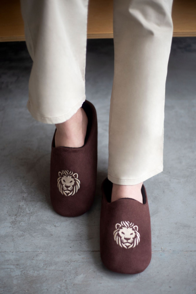 Коричневые домашние тапочки с рисунком ЛЕВ Chobot 04Т-113 лев - фото 1