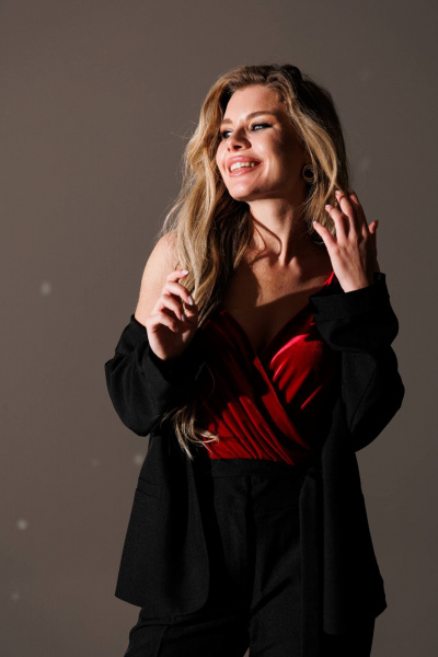 Деловой костюм из текстиля жакет с брюками зауженными к низу SandyNa 130561 черный - фото 13