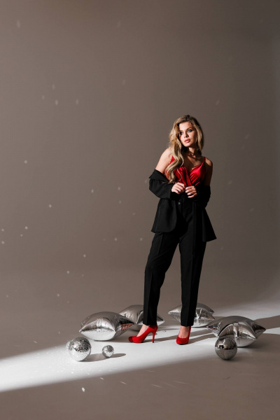 Деловой костюм из текстиля жакет с брюками зауженными к низу SandyNa 130561 черный - фото 10