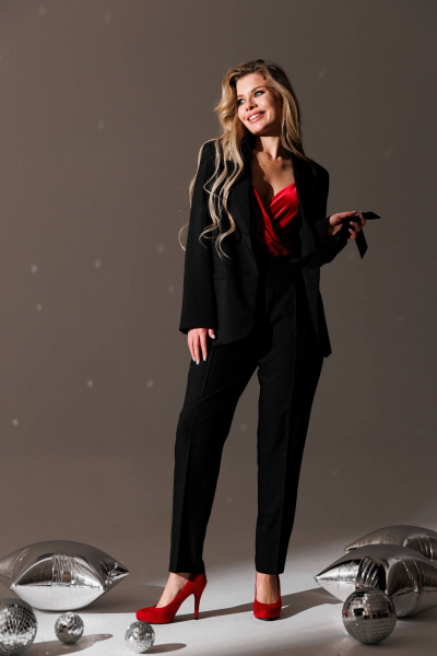 Деловой костюм из текстиля жакет с брюками зауженными к низу SandyNa 130561 черный - фото 7