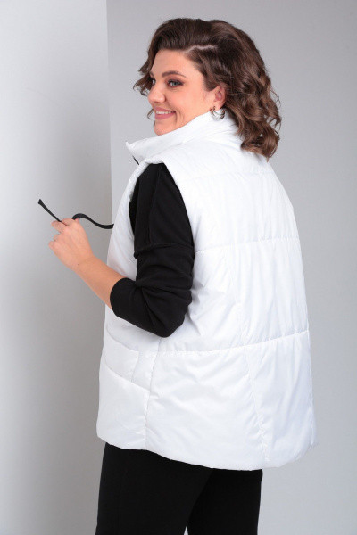 Теплый жилет на молнии с боковыми карманами и капюшоном Диомант 1941 белый - фото 5
