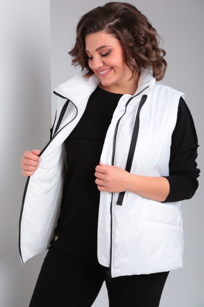 Теплый жилет на молнии с боковыми карманами и капюшоном Диомант 1941 белый - фото 4