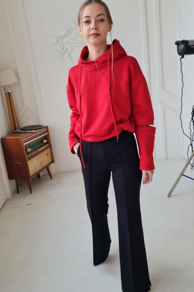 Джемпер свободного силуэта с капюшоном и стразами Swarovski Shymoda 343-23 красный - фото 3