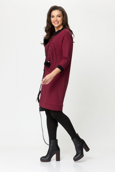 Платье демисезонное прямого кроя с вышивкой и меховыми пушками Michel chic 2153 бордовый - фото 5