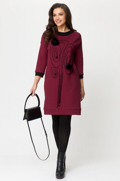 Платье демисезонное прямого кроя с вышивкой и меховыми пушками Michel chic 2153 бордовый - фото 2