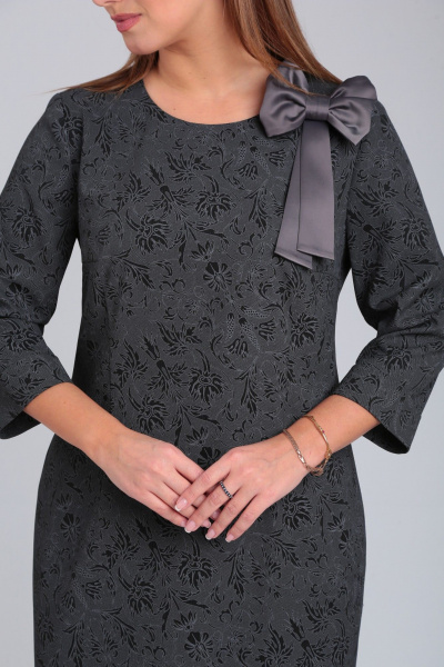 Платье повседневное с нагрудными вытачками и декоративным бантом Angelina & Сompany 945 - фото 8