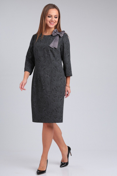 Платье повседневное с нагрудными вытачками и декоративным бантом Angelina & Сompany 945 - фото 1