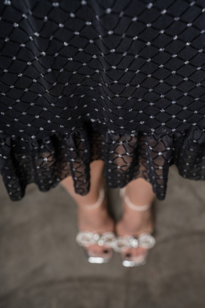 Черное нарядное платье с воланом и приталенным силуэтом GlasiO 5896- - фото 5