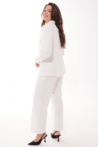 Белый нарядный костюм брюк и жакета из текстиля Mislana С1048 - фото 5