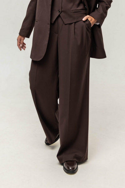 Брюки расклешенные из текстиля с широким поясом и стрелками EZER 1020 шоколад - фото 10