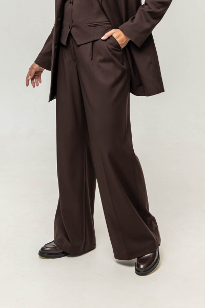 Брюки расклешенные из текстиля с широким поясом и стрелками EZER 1020 шоколад - фото 9