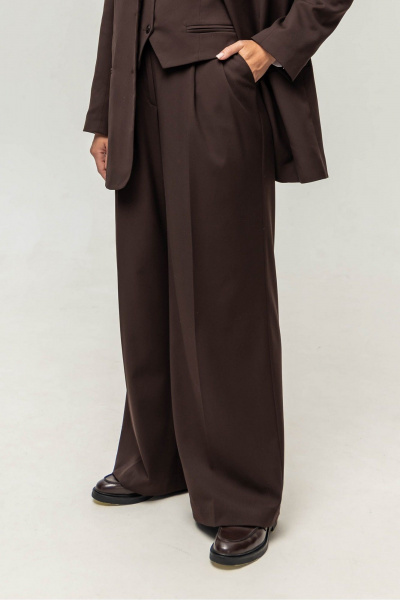 Брюки расклешенные из текстиля с широким поясом и стрелками EZER 1020 шоколад - фото 8