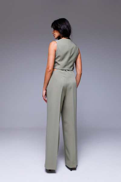 Круглогодичный укороченный жилет с рельефами и фигурной линией низа COCKTAIL M105-3 оливковый - фото 2