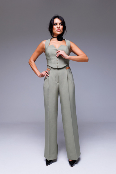 Круглогодичный укороченный жилет с рельефами и фигурной линией низа COCKTAIL M105-3 оливковый - фото 1