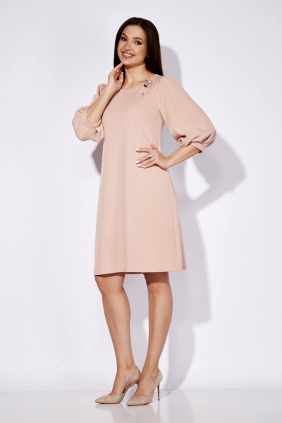 Платье А-образного силуэта с сборками и брошей TAiER 1238 персиковый_пух - фото 3