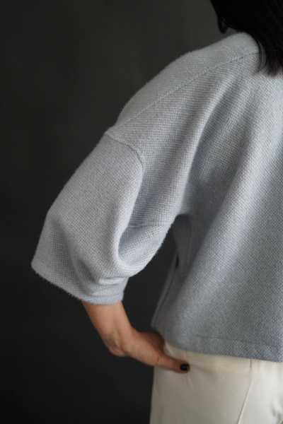 Короткий кардиган из трикотажа с накладными карманами MAKKI 28/22 серый - фото 3