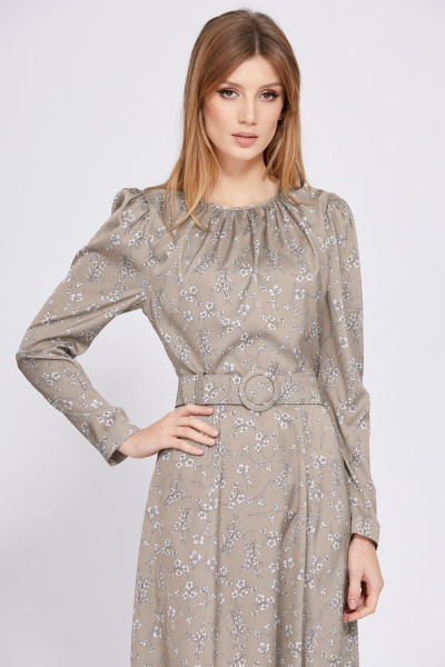 Платье с принтом из атласа, миди, с ремнем и сборкой EOLA 2559 бежевый_в_цветы - фото 3
