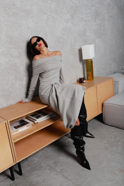 Круглосезонное облегающее платье с открытыми плечами Krasa М370-24 серый - фото 10