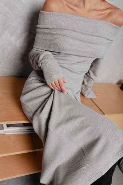 Круглосезонное облегающее платье с открытыми плечами Krasa М370-24 серый - фото 7