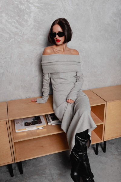 Круглосезонное облегающее платье с открытыми плечами Krasa М370-24 серый - фото 6