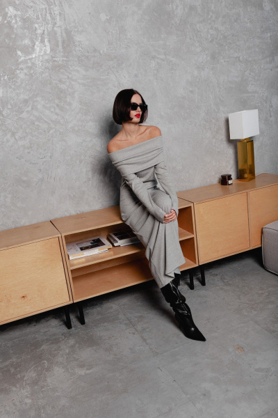 Круглосезонное облегающее платье с открытыми плечами Krasa М370-24 серый - фото 5