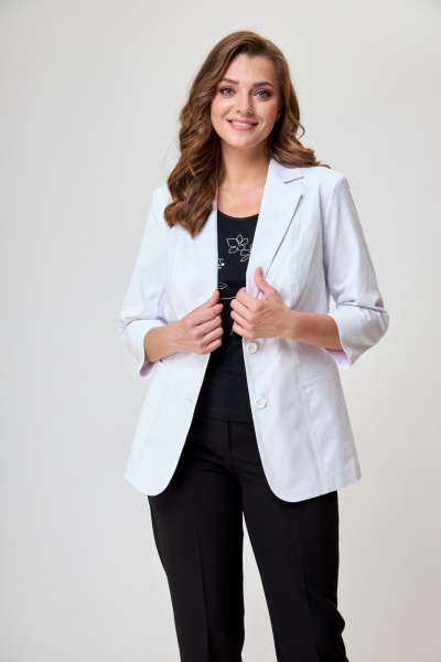 Удлиненный белый жакет из текстиля с рельефами и карманами БелЭльСтиль 203-2 78 22 белый_джинс - фото 1