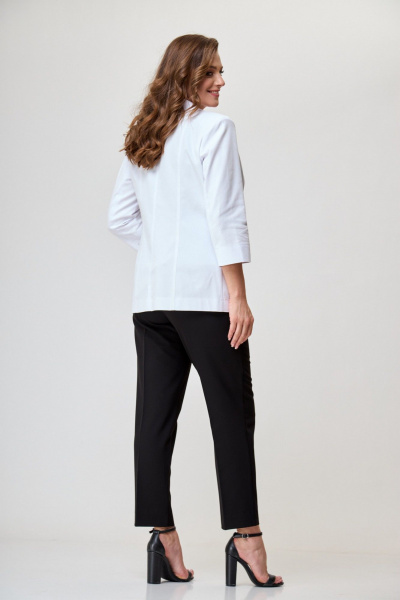 Удлиненный белый жакет из текстиля с рельефами и карманами БелЭльСтиль 203-2 78 22 белый_джинс - фото 5