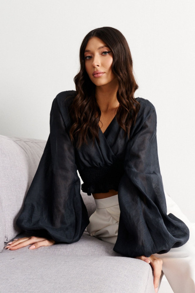 Рубашка черного цвета с рукавами-воланами на запа́х ANNETE A820 - фото 5