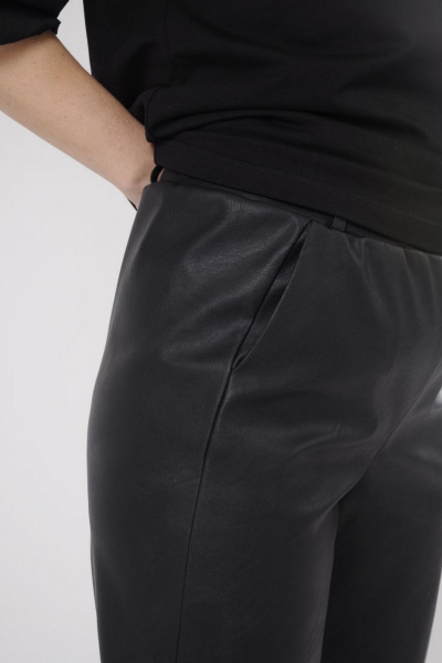 Брюки из эко-кожи зауженные с смещённым швом для больших размеров Tammi 3Т78-24/2 черный - фото 4