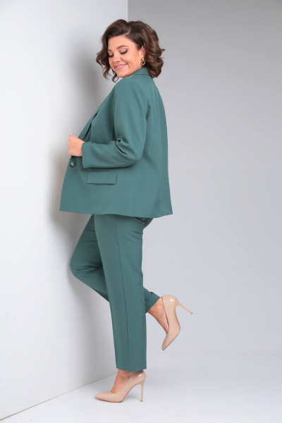 Деловой костюм из текстиля с жакетом и брюками без рукавов Vilena 917 полынь - фото 7