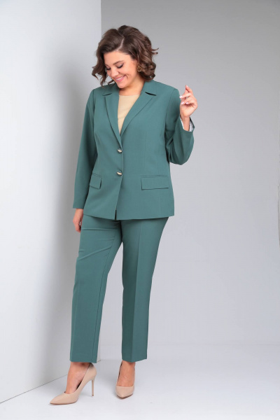 Деловой костюм из текстиля с жакетом и брюками без рукавов Vilena 917 полынь - фото 5