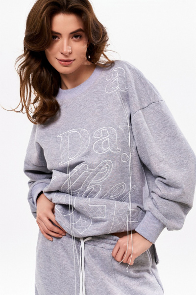 Объемный джемпер из футера с вышивкой и зауженные брюки KaVaRi 8019.1 серый - фото 9