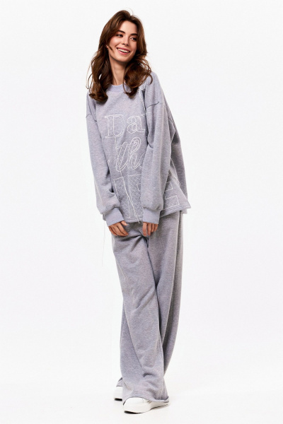 Объемный джемпер из футера с вышивкой и зауженные брюки KaVaRi 8019.1 серый - фото 3