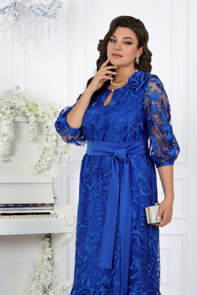 Вечернее кружевное платье макси с атласным поясом Ninele 7444 василек - фото 8