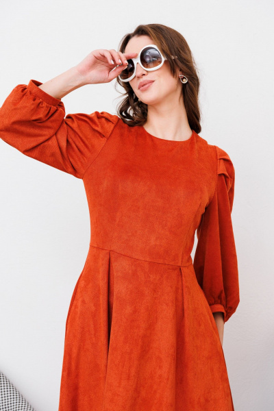 Миди платье из искусственной замши и трикотажа с вытачками NikVa 449-1 терракот - фото 5