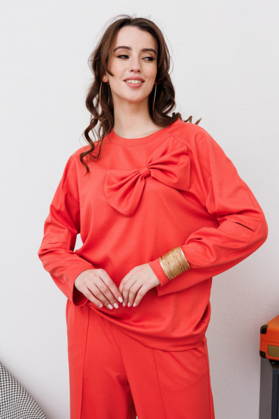 Свободный джемпер с фигурным бантом и комбинированным рукавом NikVa 459-1 коралл - фото 2