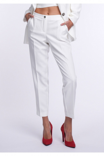 Брюки белые со стрелками из текстиля на каждый день KaVaRi 3009 молочный - фото 1